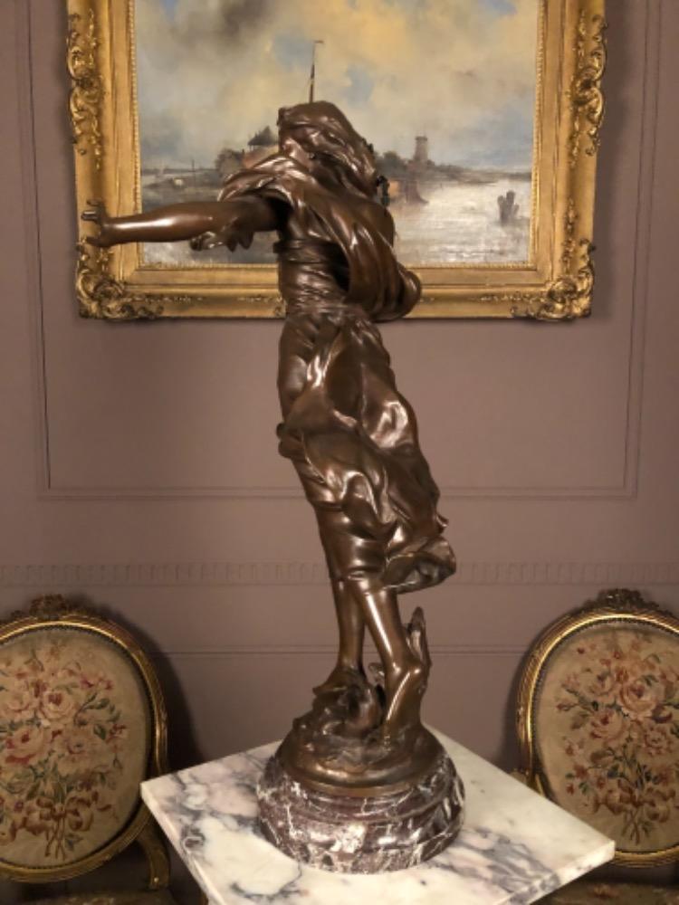 Bronze statue “la brise”