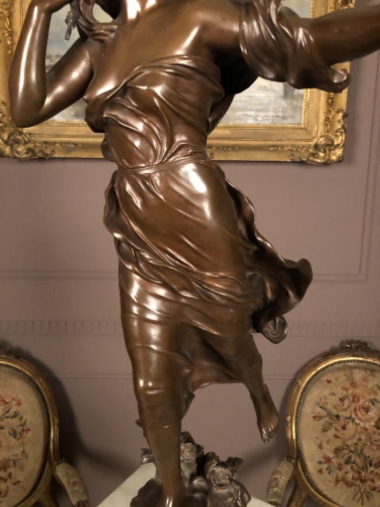 Bronze statue “la brise”