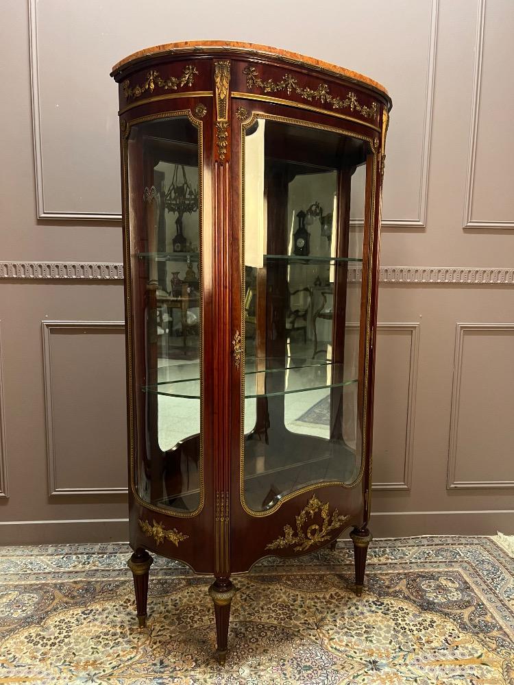 Louis XVI style display cabinet, signed Les fils d’Alfred Wimphen