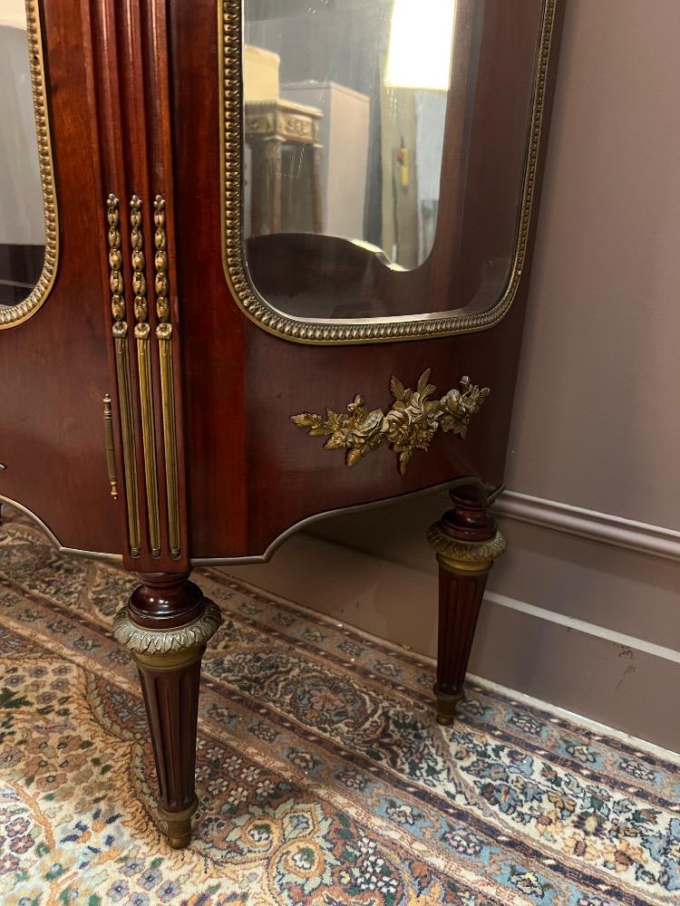 Louis XVI style display cabinet, signed Les fils d’Alfred Wimphen